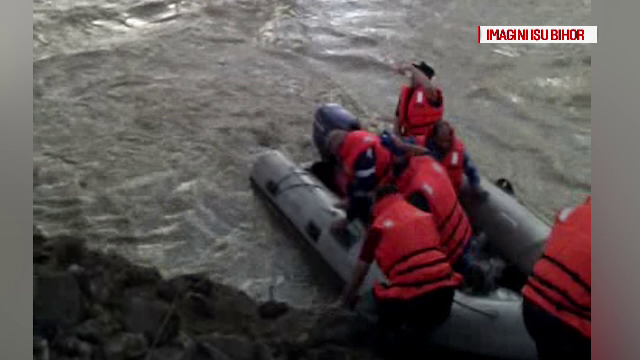 Trei muncitori din Bihor, surprinsi de viitura in timp ce se aflau pe o insula. Misiunea dificila prin care au fost salvati