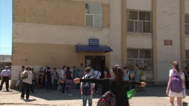 Alerta sanitara la o scoala din Craiova. Sute de copiii, consultati de medici dupa ce o profesoara a aflat ca sufera de TBC