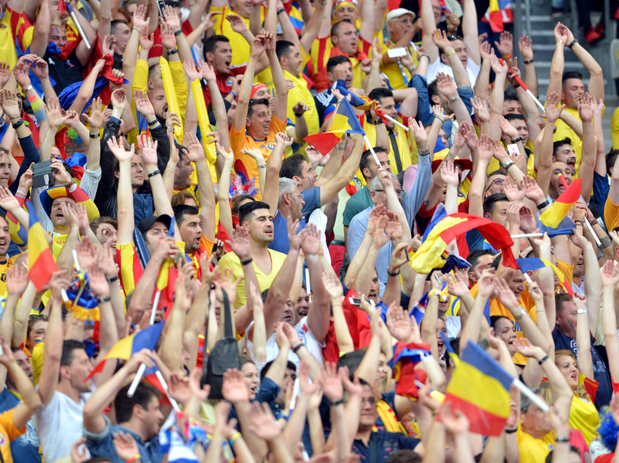 Suporterii romani au umplut terasele si au batut recordul la baut bere. Mii de oameni au sperat intr-un miracol