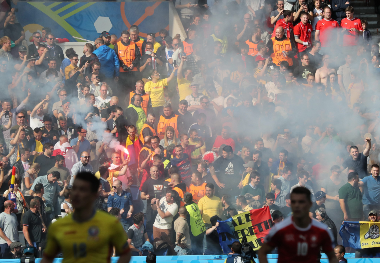 Fanii romani au aprins torte in tribune dupa golul lui Bogdan Stancu. Ce risca Nationala daca incidentele se vor repeta