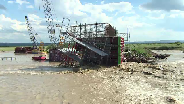COD PORTOCALIU de inundatii in Vestul tarii. 73 de localitati au fost lovite crunt de viituri