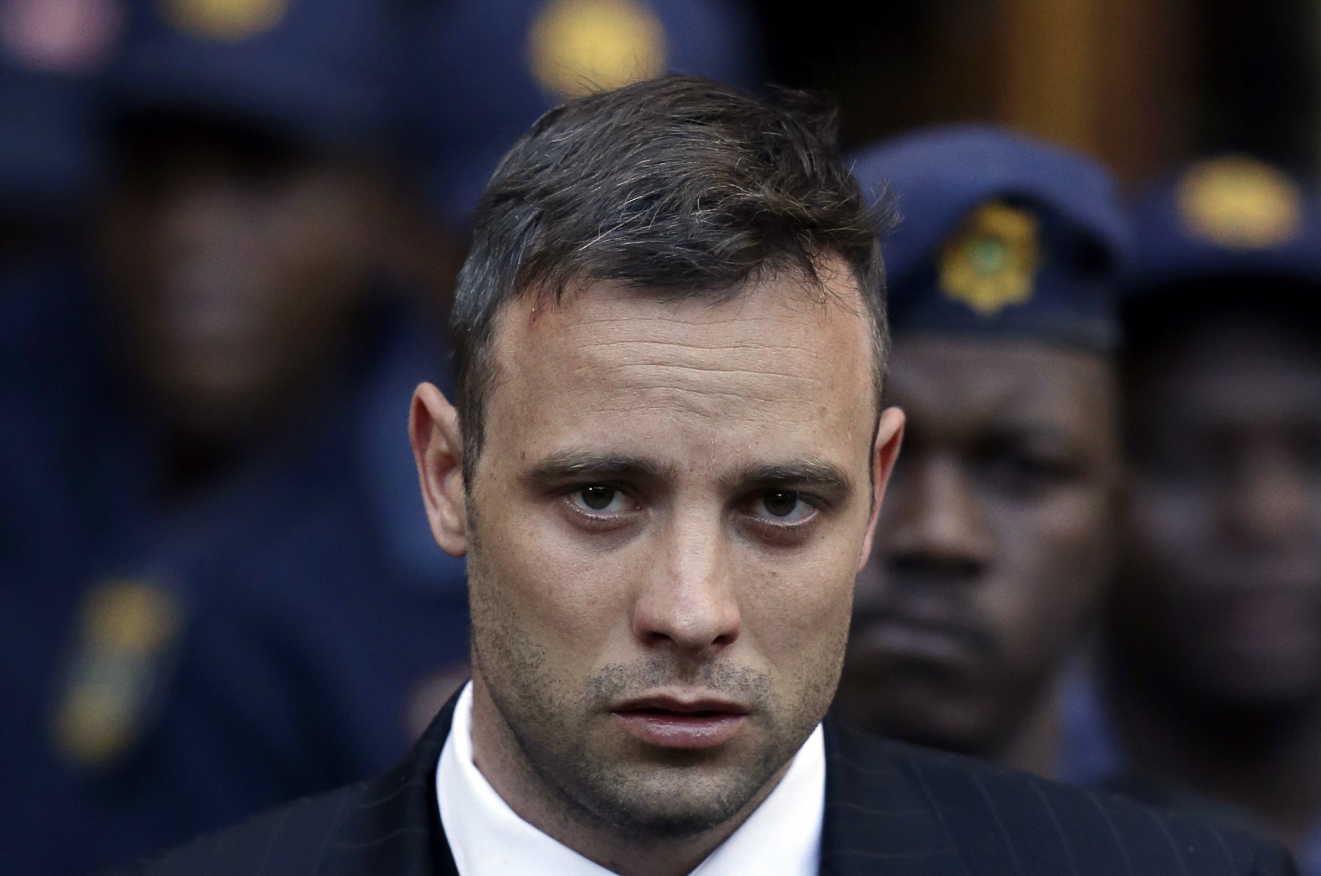 Oscar Pistorius si-a dat jos protezele in sala de judecata si a mers prin fata juratilor. Pedeapsa ceruta de procuror