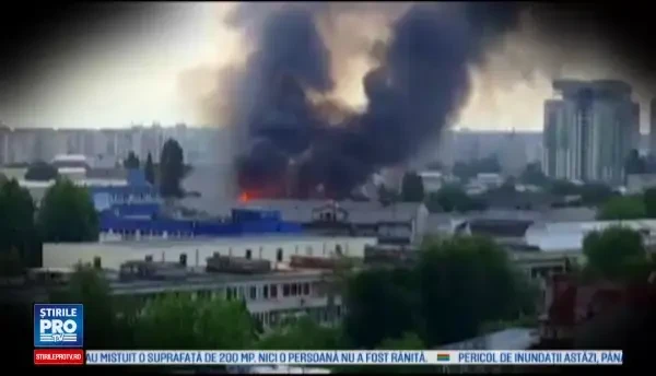Incendiu puternic la o hala de langa Gara Obor. Cladirea era folosita ca adapost de oameni ai strazii