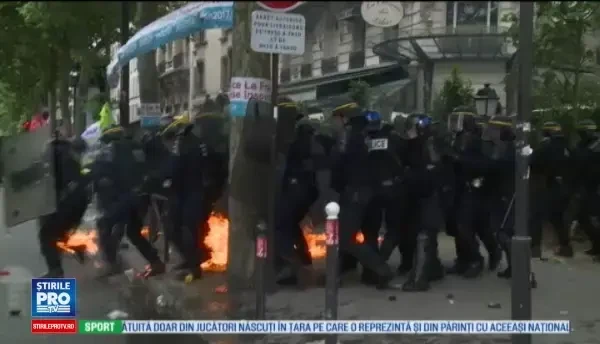 Strazile Parisului aratau ca dupa razboi. 40 de oameni au fost raniti si 58 de tineri au fost arestati
