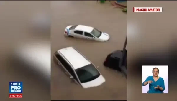 Pericol de inundatii in aproape toata tara, miercuri. Un sofer din Tulcea a sarit in apa sa-si salveze masina