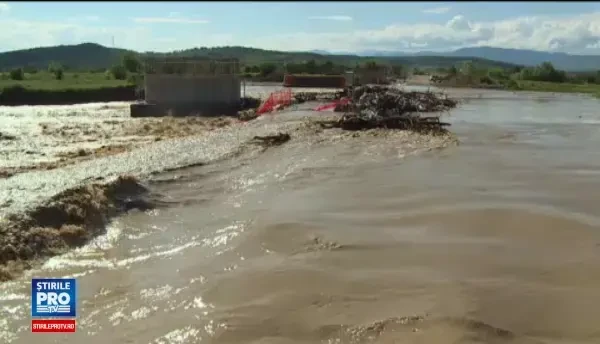 COD PORTOCALIU de inundatii in Vestul tarii. 73 de localitati au fost lovite crunt de inundatii