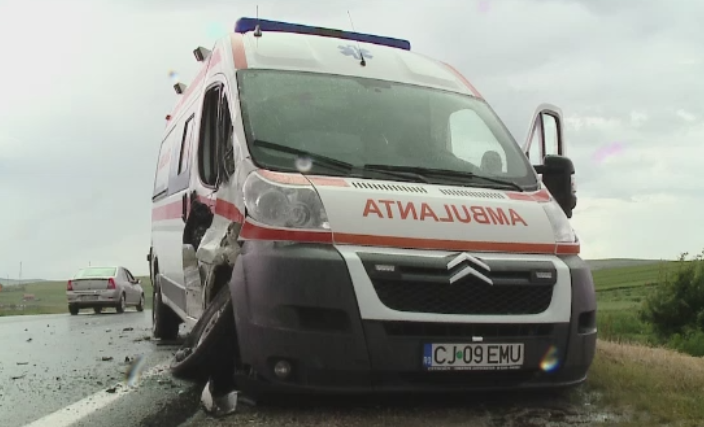 Ambulanta aflata in misiune, implicata intr-un accident in Cluj. Ce a spus soferul dupa ce a lovit in plin doua masini