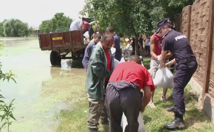 Momente dramatice pentru romanii aflati in calea viiturilor. "A venit apa si mi-a luat masina"