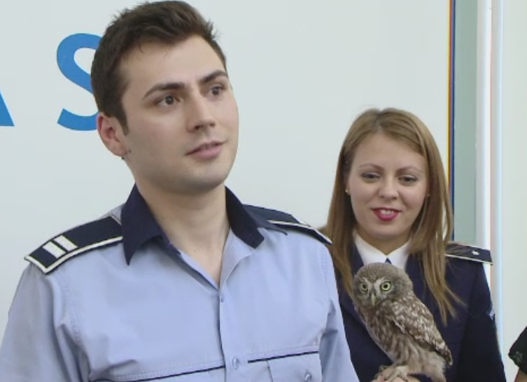 Misiunea speciala a unui politist din Iasi. Are grija de un pui de bufnita, pe care l-a gasit intr-o cladire abandonata