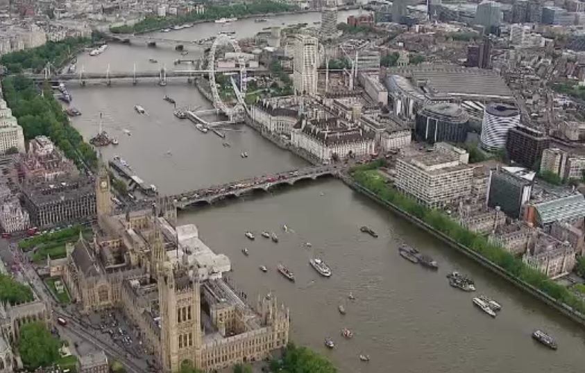 "Batalia" navelor pe Tamisa, pe tema Brexit-ului. Nigel Farage si Bob Geldorf si-au aruncat unui altuia acuzatii si insulte