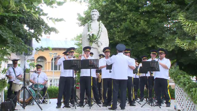 127 de ani de la moartea lui Mihai Eminescu. Ceremonie comemorativa in Galati, langa cea mai veche statuie a poetului