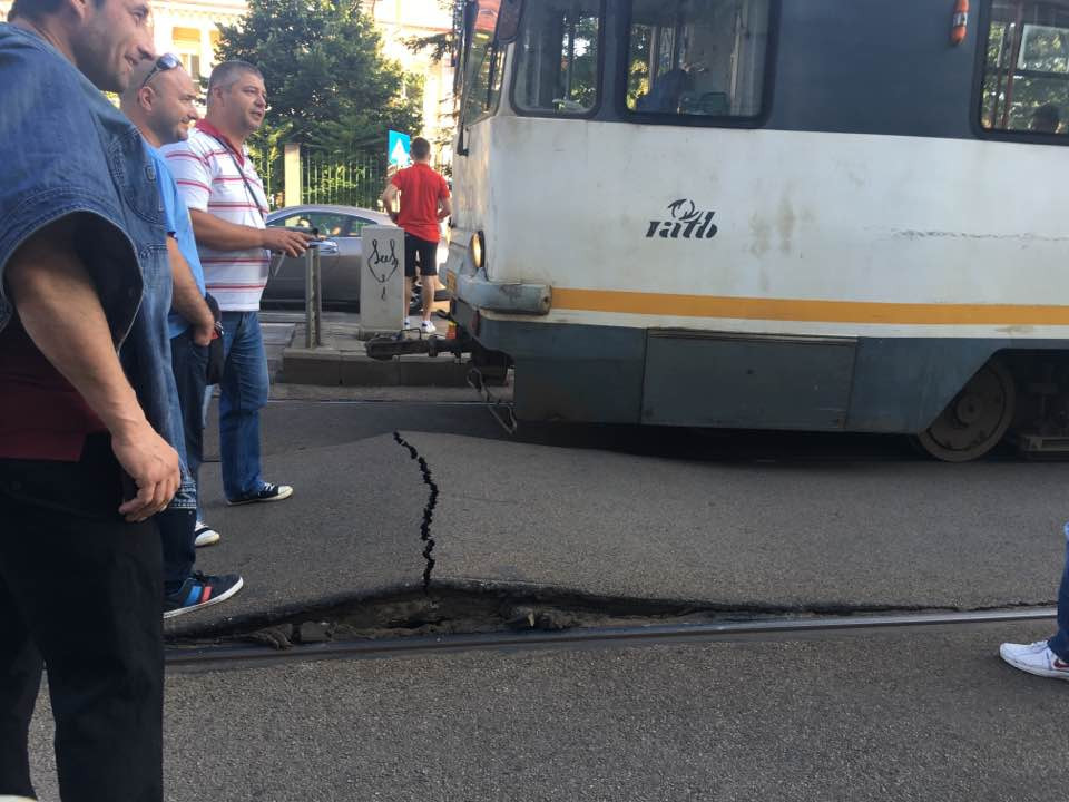 Mai multe tramvaie au ramas blocate aseara in centrul Capitalei dupa ce asfaltul dintre sine s-a umflat. Explicatia RATB