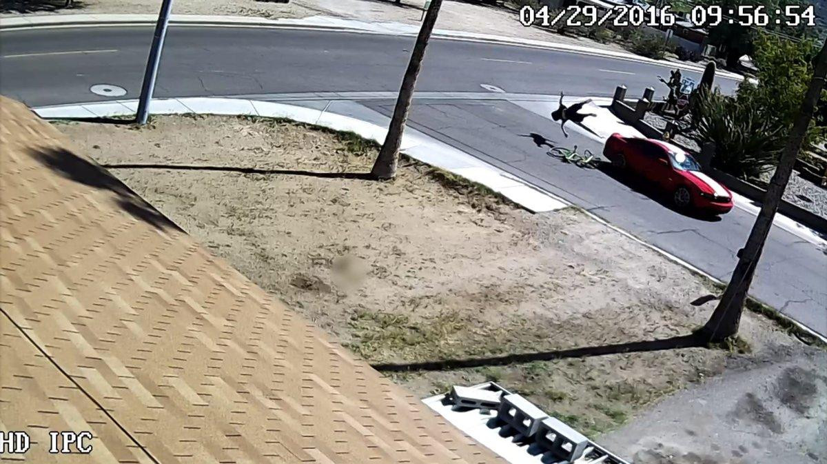 S-a urcat la volan si si-a calcat iubitul cu masina cand acesta i-a marturisit secretul sau. Incidentul a fost filmat. VIDEO