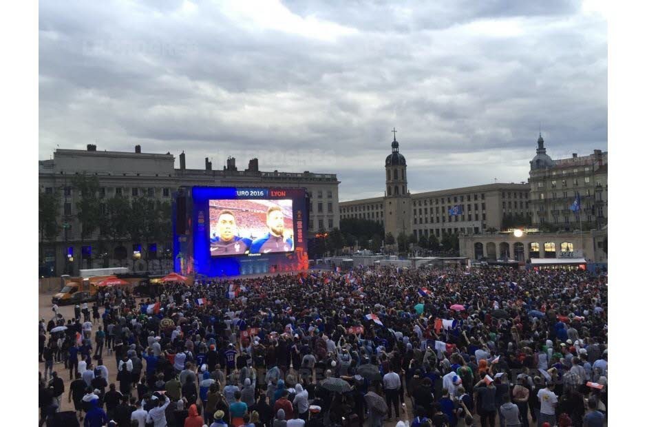 Huliganii albanezi au injunghiat doi suporteri in fan-zone, la Lyon: "Este prima lovitura dura"