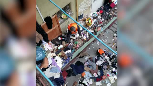 Un locatar din Arad si-a transformat locuinta, monument istoric, intr-o ghena. Reactia vecinilor