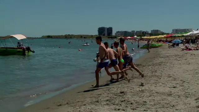 turisti pe plaja