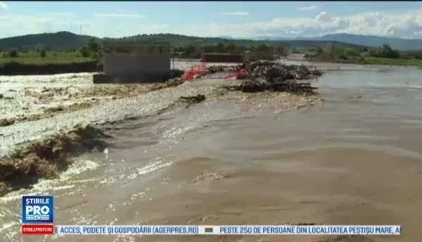 Cod portocaliu pe raurile din vestul tarii, oamenii privesc cu groaza la apele raurilor. A venit apa si mi-a luat masina