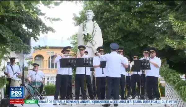127 de ani de la moartea lui Mihai Eminescu. Ceremonie comemorativa in Galati, langa cea mai veche statuie a poetului