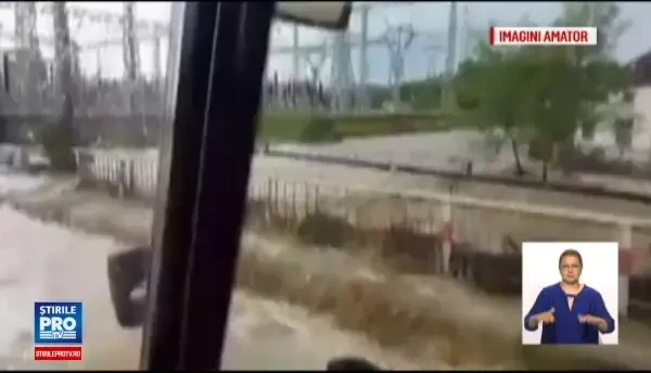 Momente dramatice pentru localnicii din zonele inundate. A venit apa si mi-a luat masina