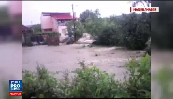 Momente dramatice pentru romanii aflati in calea viiturilor. A venit apa si mi-a luat masina