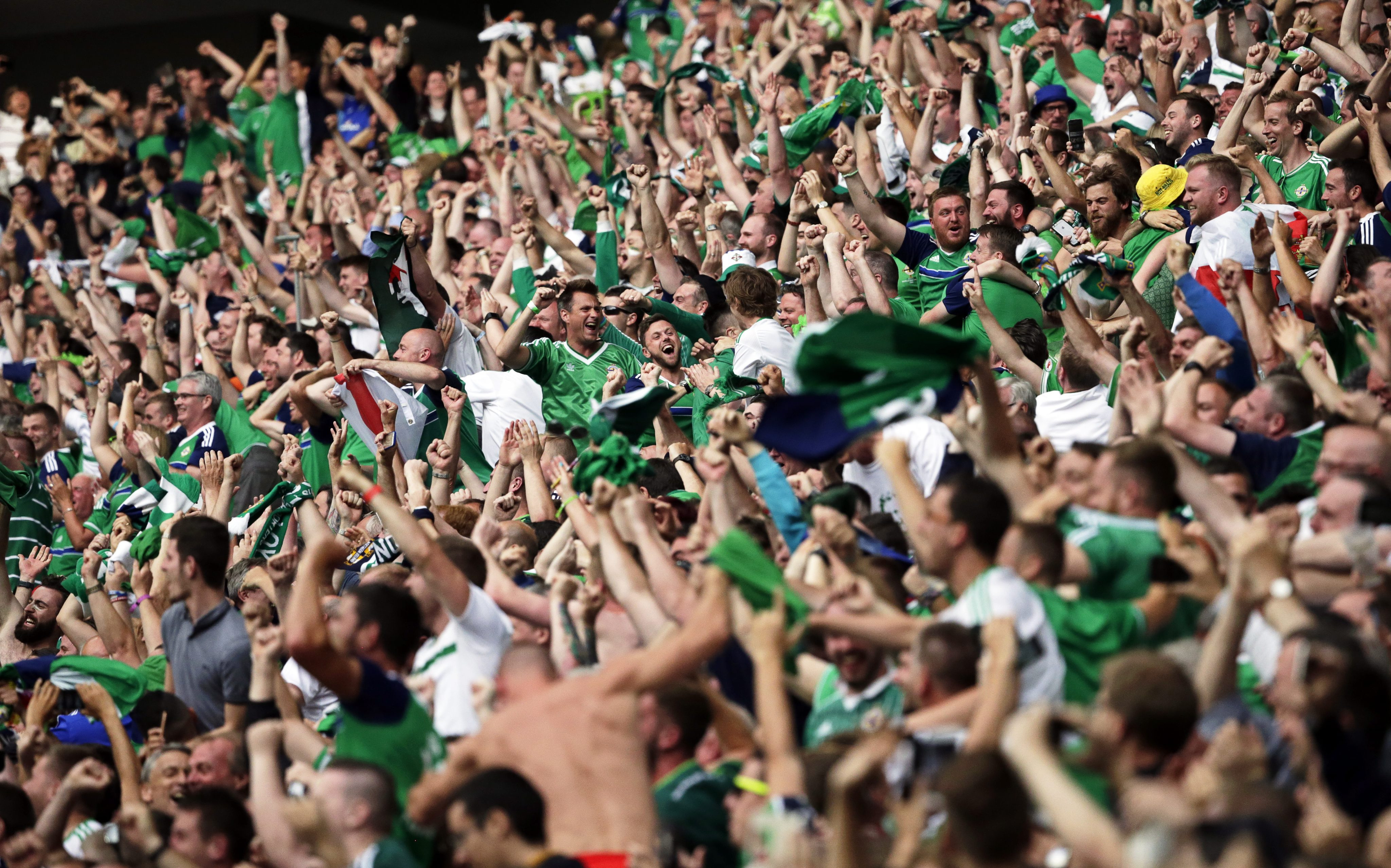 Noua tragedie la UEFA EURO 2016. Un suporter nord irlandez a murit pe stadion, la Lyon, in timpul meciului cu Ucraina