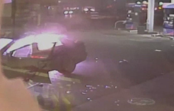 Imagini incredibile intr-o benzinarie. O masina a luat foc, iar explozia l-a aruncat pe sofer in afara autoturismului. VIDEO