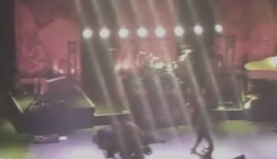 Celebrul cantaret Meat Loaf a lesinat pe scena, in timpul unui concert. Momentul a fost filmat