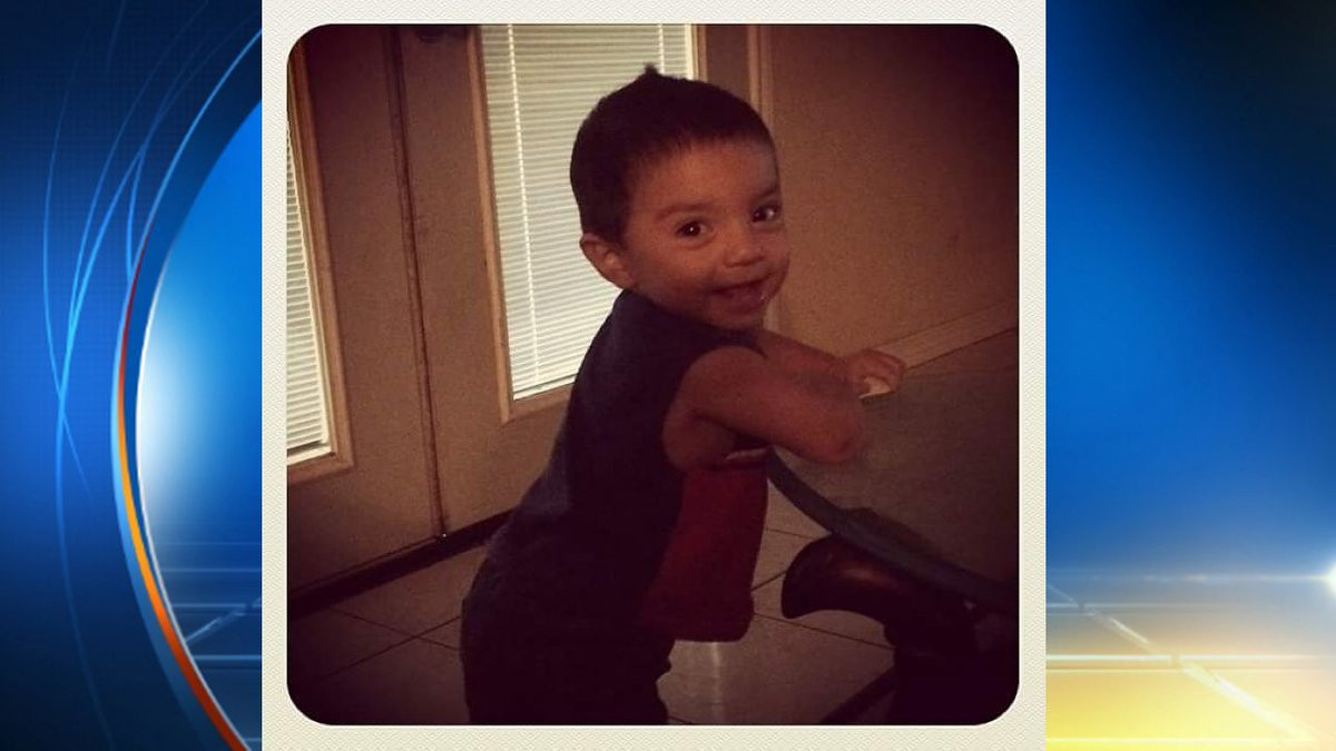 Un copil de 3 ani s-a urcat singur in masina sa caute o jucarie, dar nu s-a mai intors. Ce s-a intamplat in fata casei sale