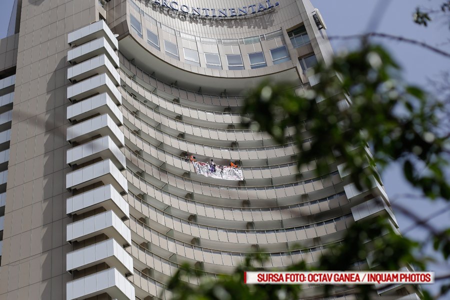 barbat care ameninta ca se arunca de pe Intercontinental