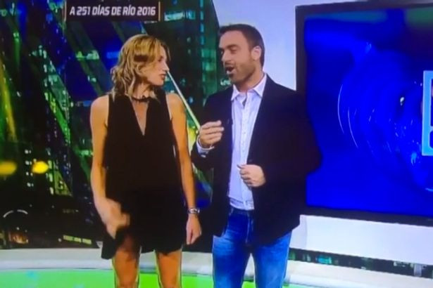 Accident in direct. Ce a patit o prezentatoare in timpul emisiunii, dupa ce si-a agatat rochia