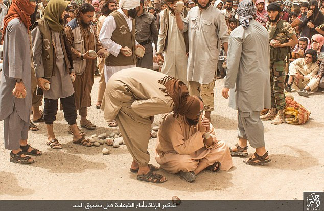 Patru barbati din Irak, batuti cu pietre pana cand au fost omorati de catre militanti ISIS. Pentru ce au fost pedepsiti