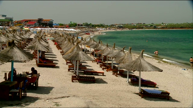 Tanarul care isi face petrecerea burlacilor pe plaja. Cazarea in Vama Veche este 100% ocupata in weekend-ul de Rusalii