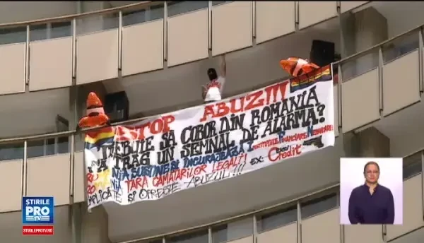 Un protestatar cu cagula pe fata ameninta ca se va arunca de pe Intercontinental. De ce ISU nu poate folosi perna de salvare
