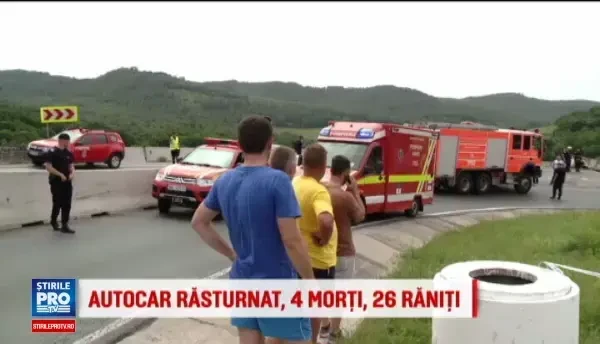 4 morti si 22 de raniti, dupa ce un autocar cu copii s-a rasturnat pe DN1. Numarul de pasageri era peste capacitatea masinii