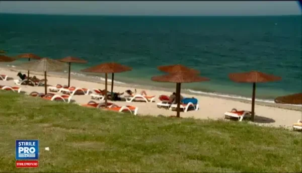 Tanarul care isi face petrecerea burlacilor pe plaja. Cazarea in Vama Veche este 100% ocupata in weekend-ul de Rusalii