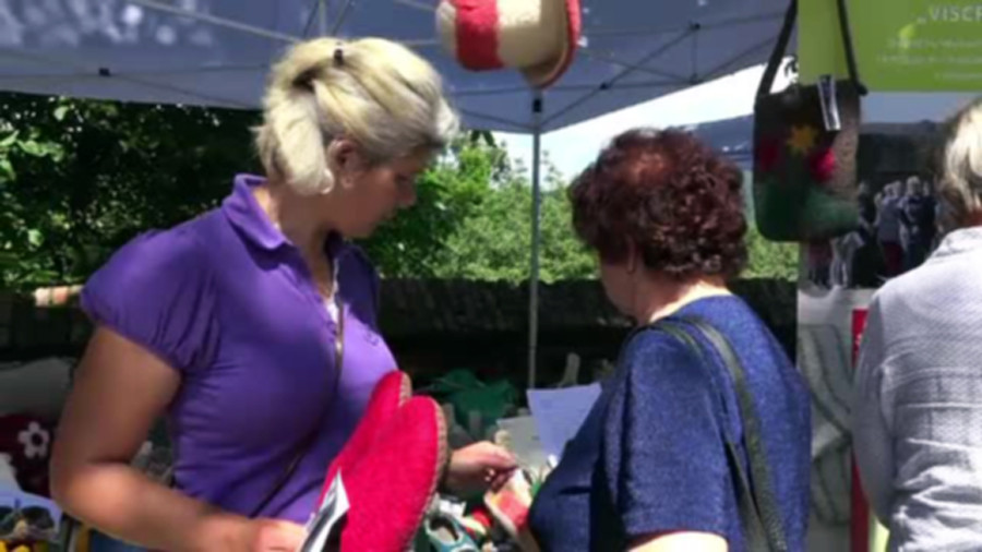 Targul din Ardeal unde puteti cumpara papuci exact precum cei ai printului Charles. Ce delicatese costa 50 de euro kilogramul