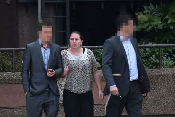 Bataie crunta intre doua mame la un concurs de darts. I-a smuls urechea cu dintii apoi a scuipat-o pe jos