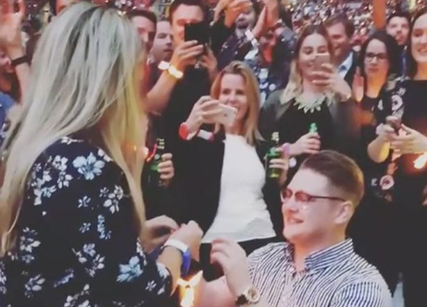 Cerere in casatorie pe stadionul Wembley din Londra, la concertul Coldplay. Cum a reactionat tanara. VIDEO