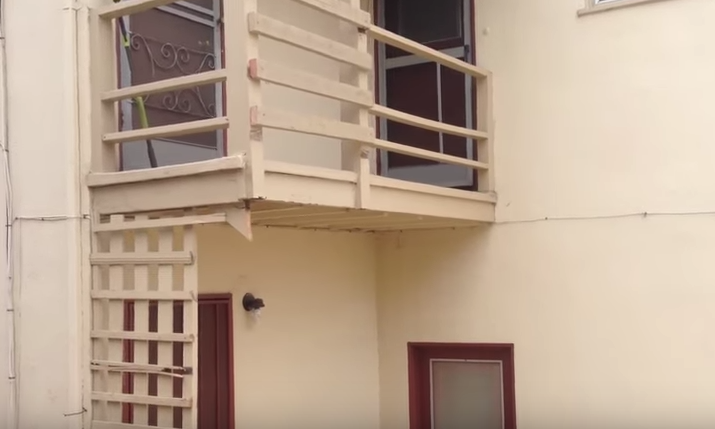 Au fost blocati in casa de proprietar pentru ca nu si-au platit chiria. Metoda de intimidare la care a recurs omul. VIDEO