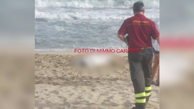Un roman de 39 de ani a murit inecat, in Italia. Sarise in mare pentru a-si salva copiii de la inec