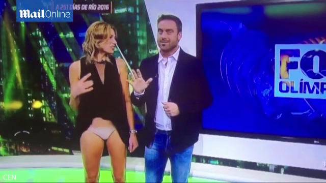 Gafa comisa de o prezentatoare din Argentina, in direct, la TV. Din greseala, le-a aratat telespectatorilor lenjeria intima
