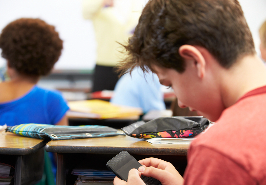 Elevii ar putea avea interzis la folosirea telefonului mobil la scoala. Ce prevede noul Statut al elevului