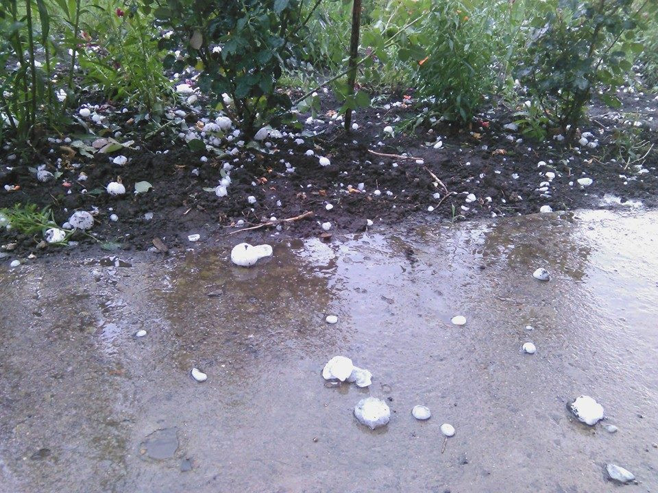 Furtunile au lovit cu grindina in toata tara. Locul in care din cer au cazut bucati de gheata de dimensiunea unui ou