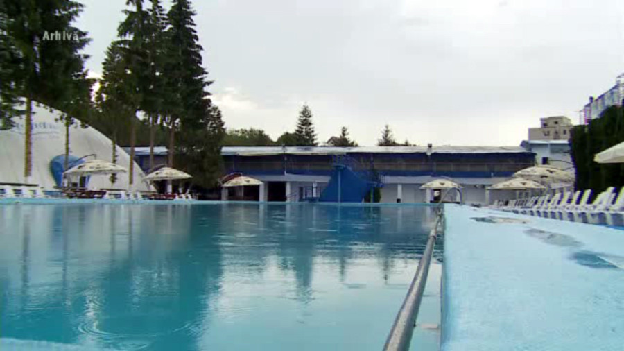 Mama uneia dintre fetele gasite inconstiente in piscina din Capitala, cercetata penal. Adolescentele sunt in stare grava