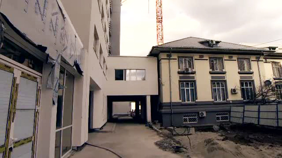 Spitalul unde cladirea noua, de 90 de milioane de lei, sta inchisa, iar copiii sunt tratati in conditii de santier