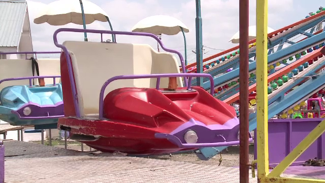 Incident in parcul de distractii din Buzau. O mama si copilul ei au ajuns la spital, dupa ce masinuta unui carusel s-a rupt