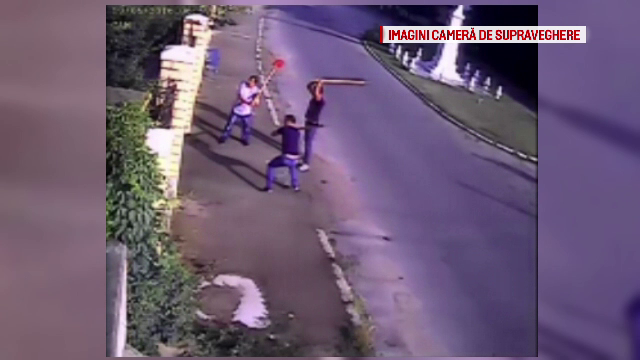 Rafuiala ca-n vestul salbatic, cu lopeti, bate si topoare, in Olt. Motivul absurd care i-a infuriat pe indivizii din imagini