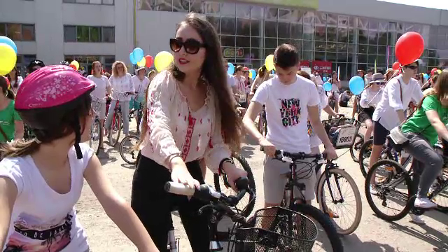 "Ia romaneasca pe bicicleta" la Timisoara. "Ne-am propus sa trezim interesul fata de traditii"