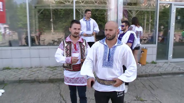 baieti imbracati in ie