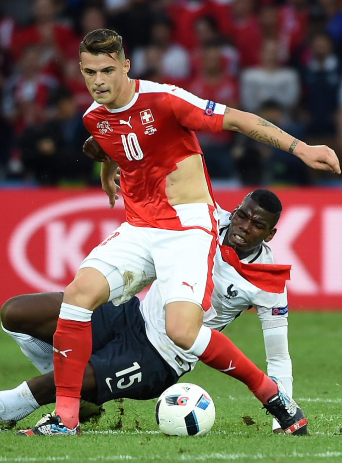 Franta - Elvetia, Xhaka cu tricoul rupt